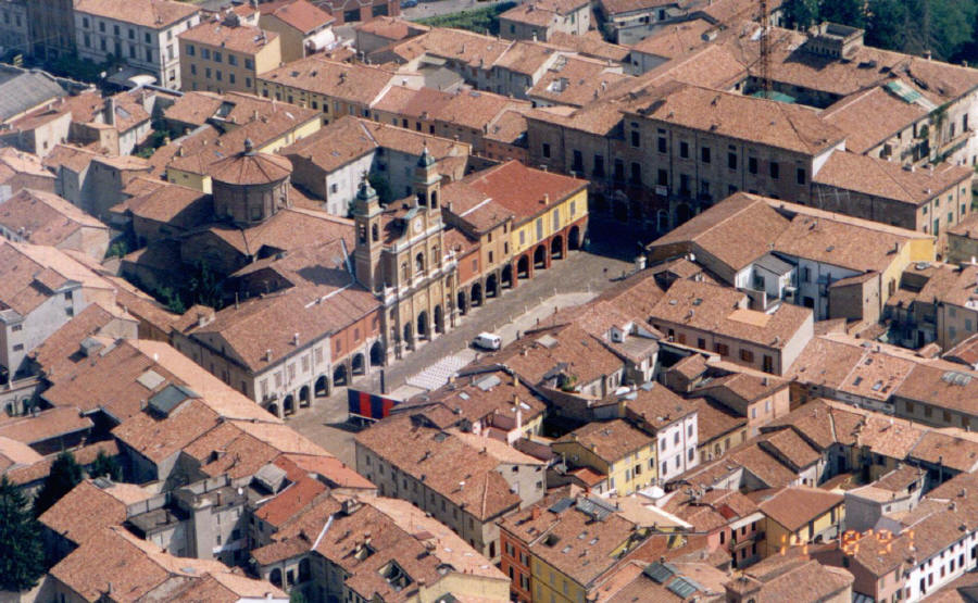 Guastalla_Piazza_Mazzini_Aerea.jpg