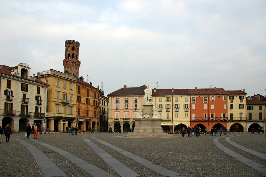 Vercelli_PiazzaCavour.jpg