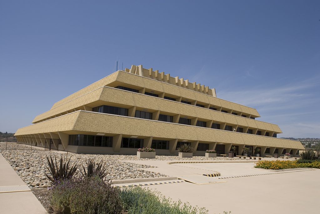 Chet_Holifield_Federal_Building.jpg