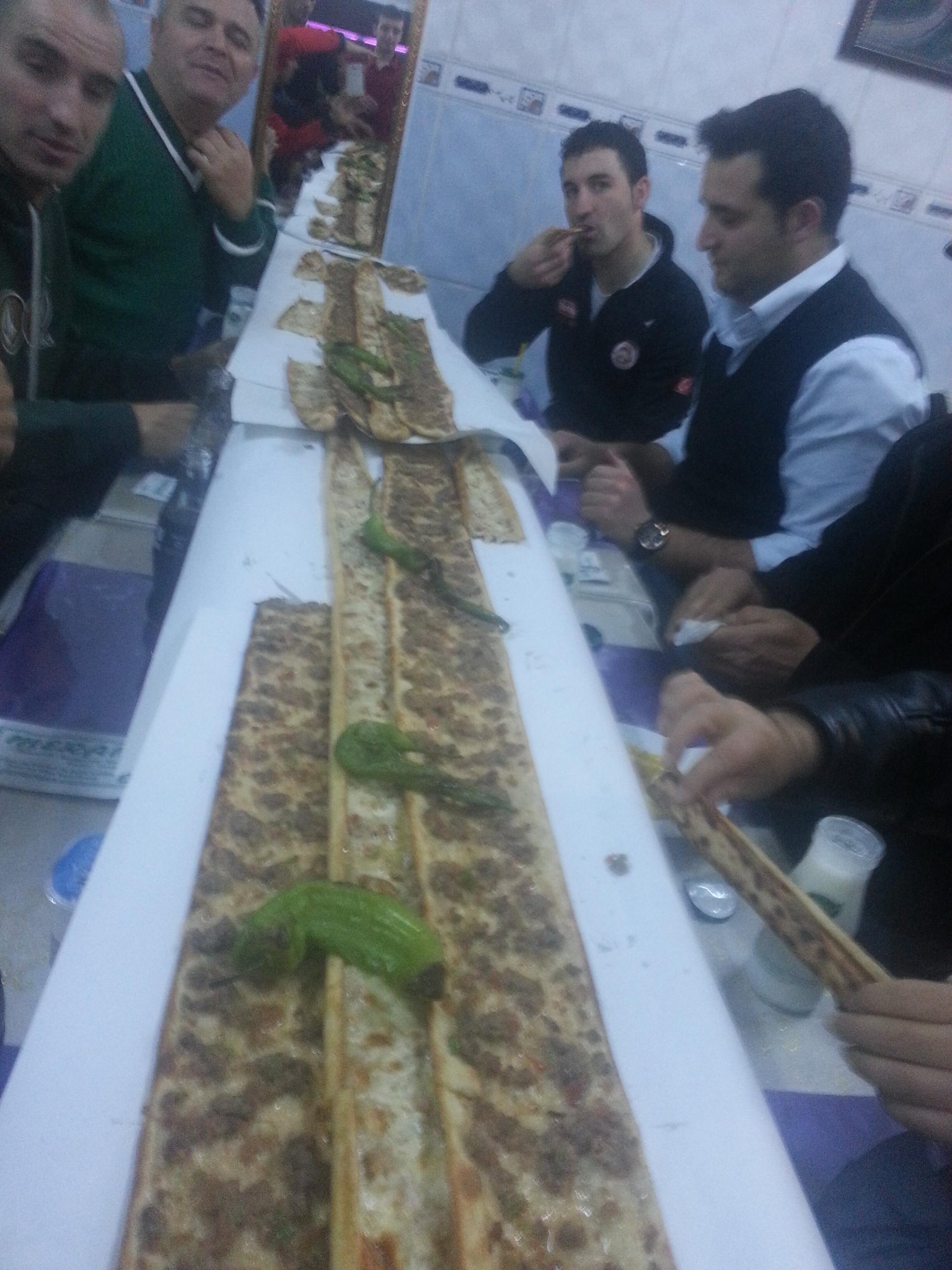 BavydX1IYAABaIF.jpg:large