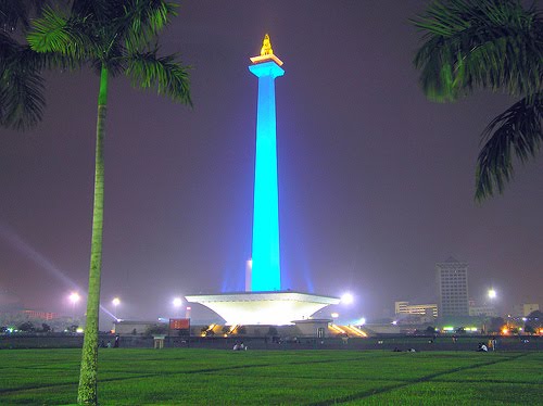 TUGU%2BMONAS%2BAT%2BNIGHT%2BTIME.jpg