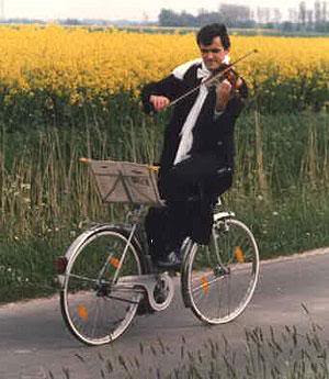 Christian-Adam-Backwards-on-Bicycle-playing-Violin.jpg