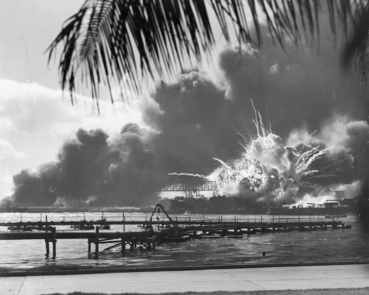 USS_SHAW_exploding_Pearl_Harbor_Nara_80-G-16871_2.jpg