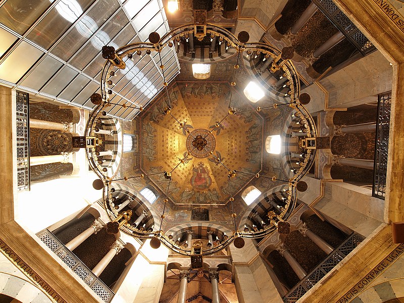 800px-Aachen_Cathedral_Barbarossaleuchter.jpg