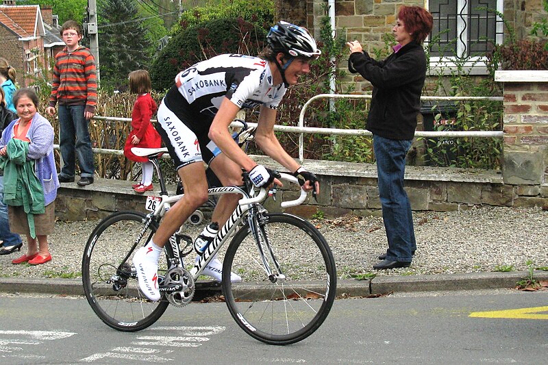 800px-Andy_Schleck_LBL_2009_Roche_aux_faucons.jpg