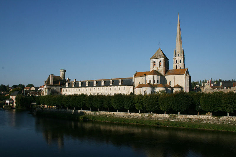 800px-Saint-Savin_abbaye_%281%29.jpg