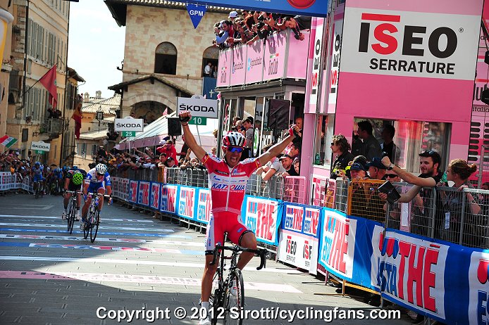 2012_giro_d_italia_stage10_assisi_joaquim_rodriguez_wins1a.jpg