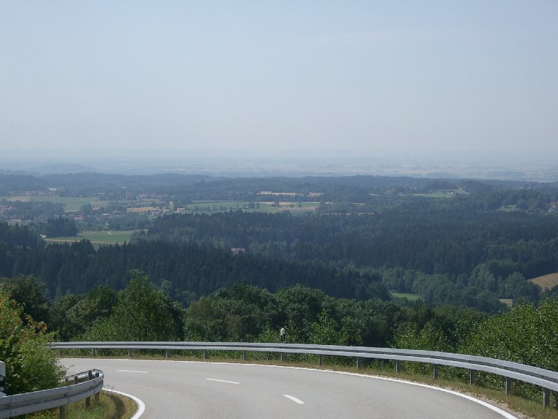 038_Gruen-Landshut-(Nini-Isar-37.T)-Mo,21.07.03-_-Blick.von.Pass.Kalteck.w.in.Donauebene.jpg