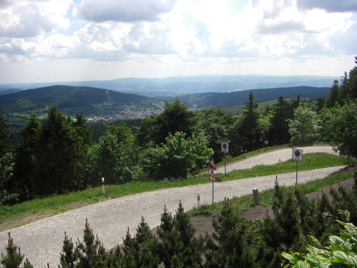 01_Ausblick__ber_Brotterode__den_Seimberg_und_die_Inselsbergschanzen__im_Vordergrund_das_letzte_St_ck_der_linken_Auffahrt_1080px.jpg