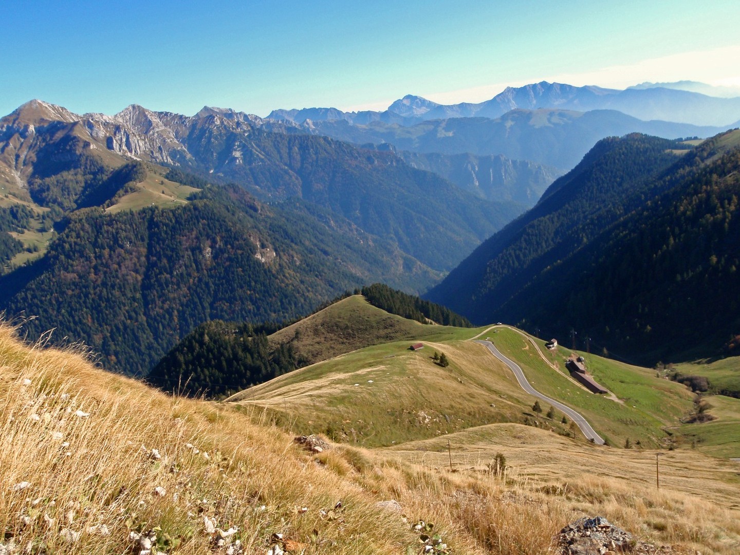 11_im_Hintergrund_die_Grigna__der_Hausberg_der_Kletterer_von_Como_und_Lecco_1080px.jpg