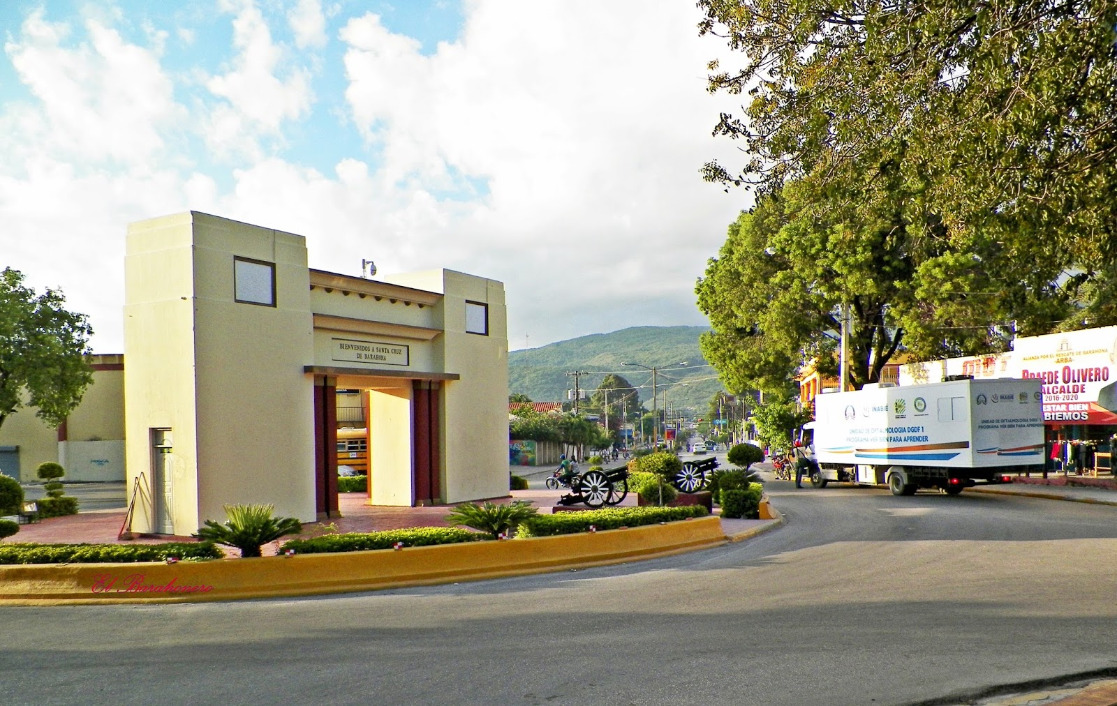 Arco%2By%2Bavenida%2BLuper%25C3%25B3n%2Bde%2BBarahona.%2B%2BHector%2BRafelin%2BCuello..jpg
