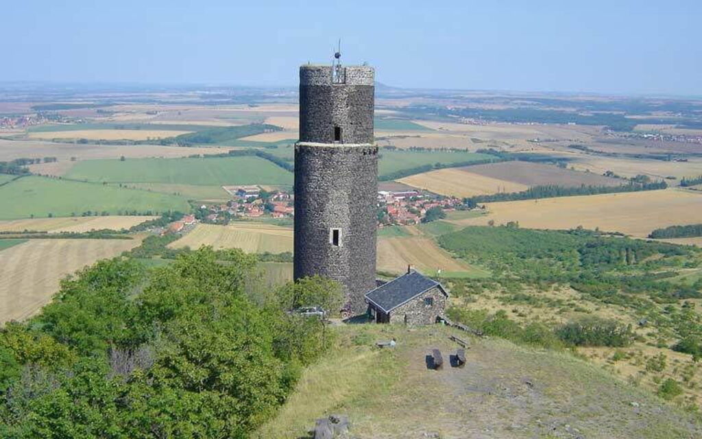 black-tower-of-hazmburk-castle-768x480.jpg