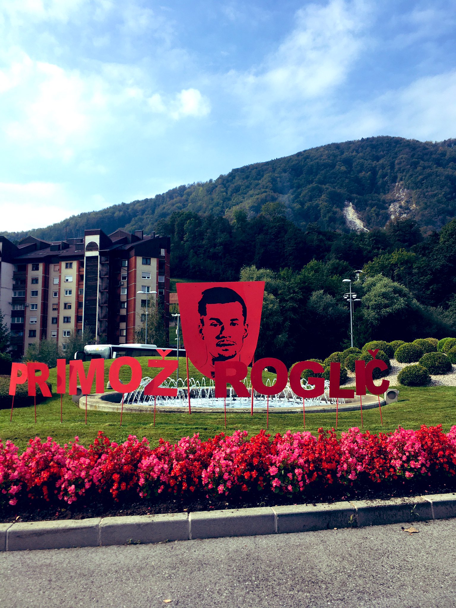 EEp6ZnqXYAAh5gf.jpg:large