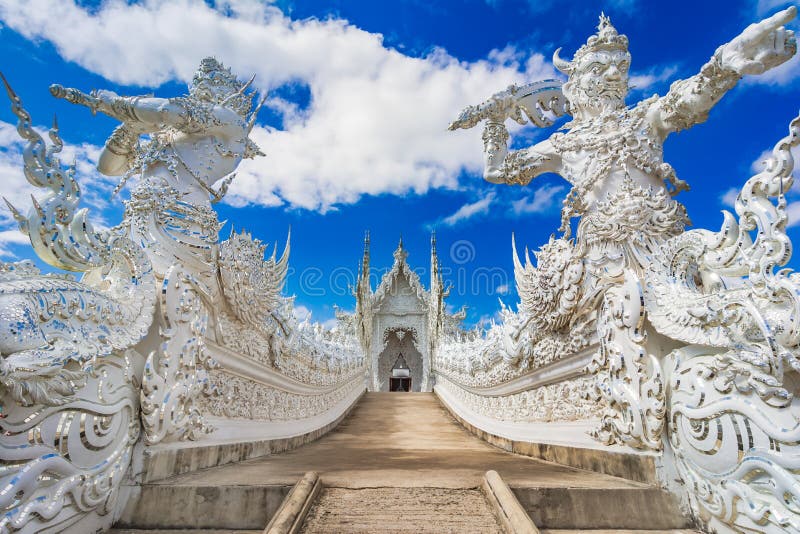 chiang-rai-thailand-asien-wat-rong-khun-oder-wei%C3%9Fer-tempeltempel-markstein-137619520.jpg