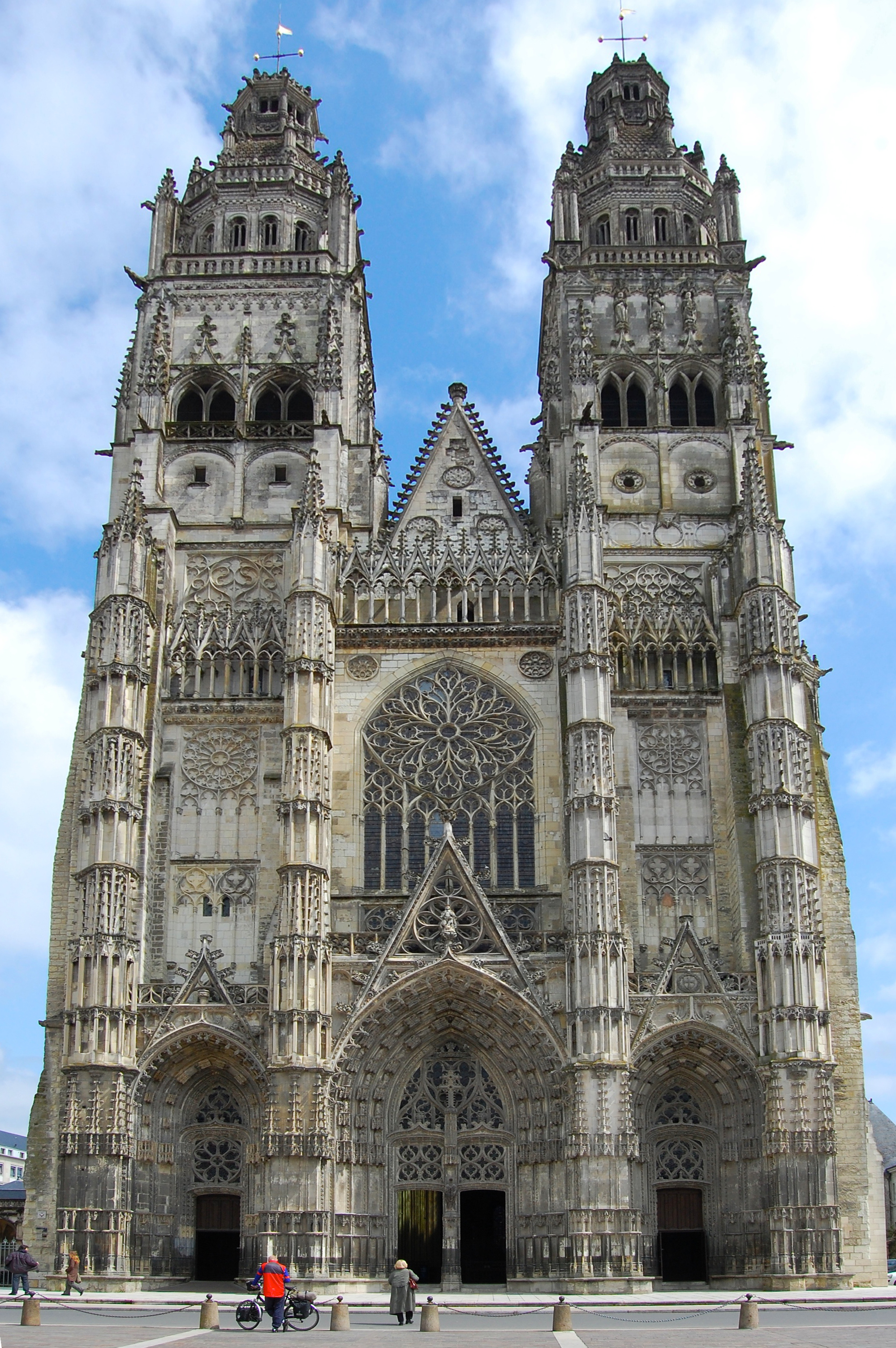 Tours_Cathedral_Saint-Gatian_adj.jpg
