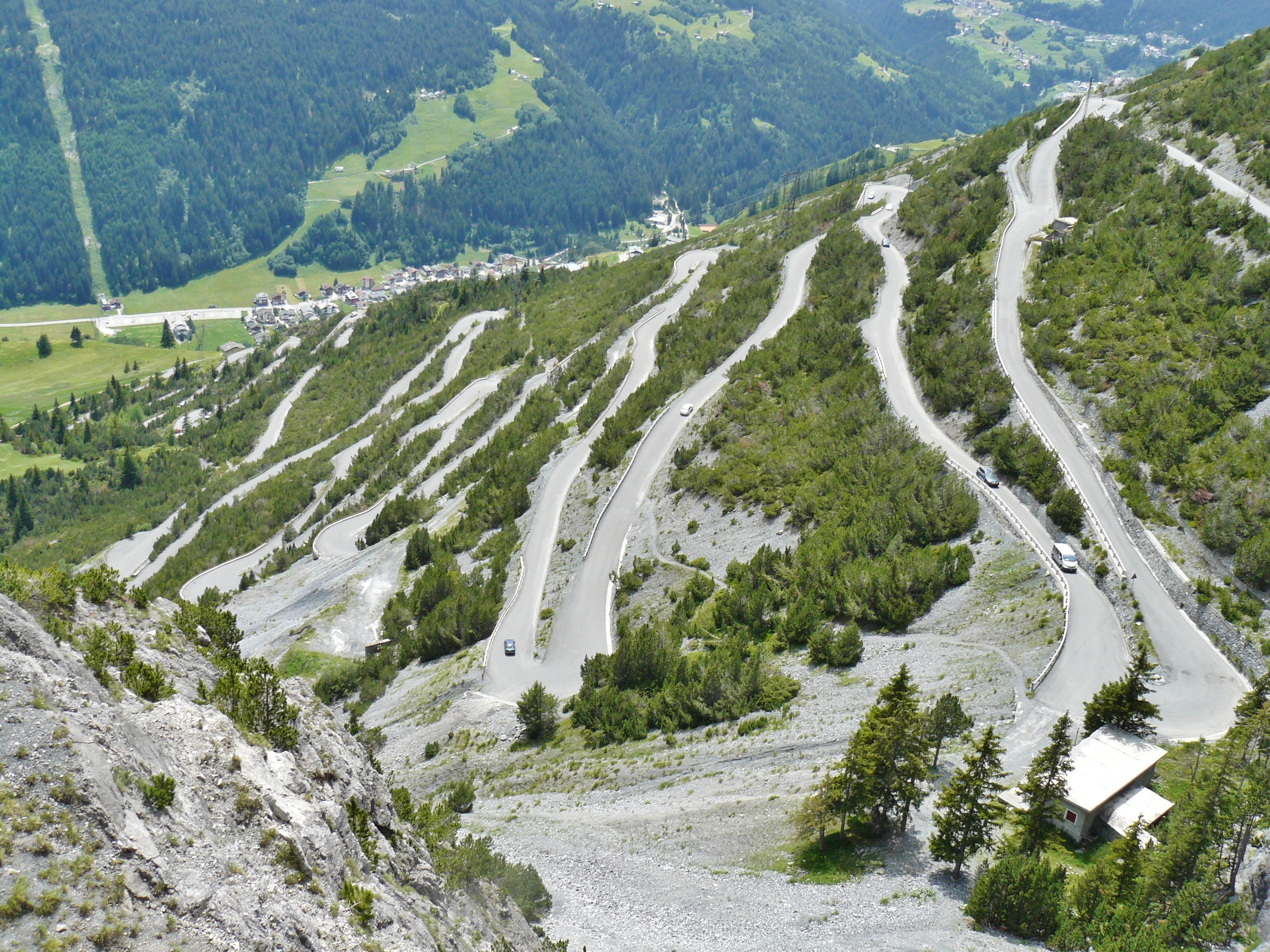 Way_down_to_Bormio_from_Torri_di_Fraele%2C_1941_m_-_panoramio.jpg