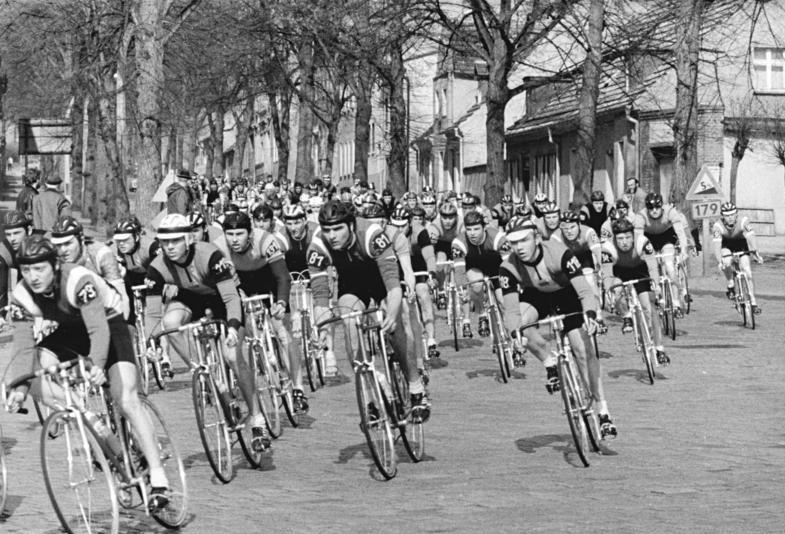Bundesarchiv_Bild_183-1988-0403-001%2C_Berlin%2C_Stra%C3%9Fenradrennen_Berlin_-_Leipzig.jpg