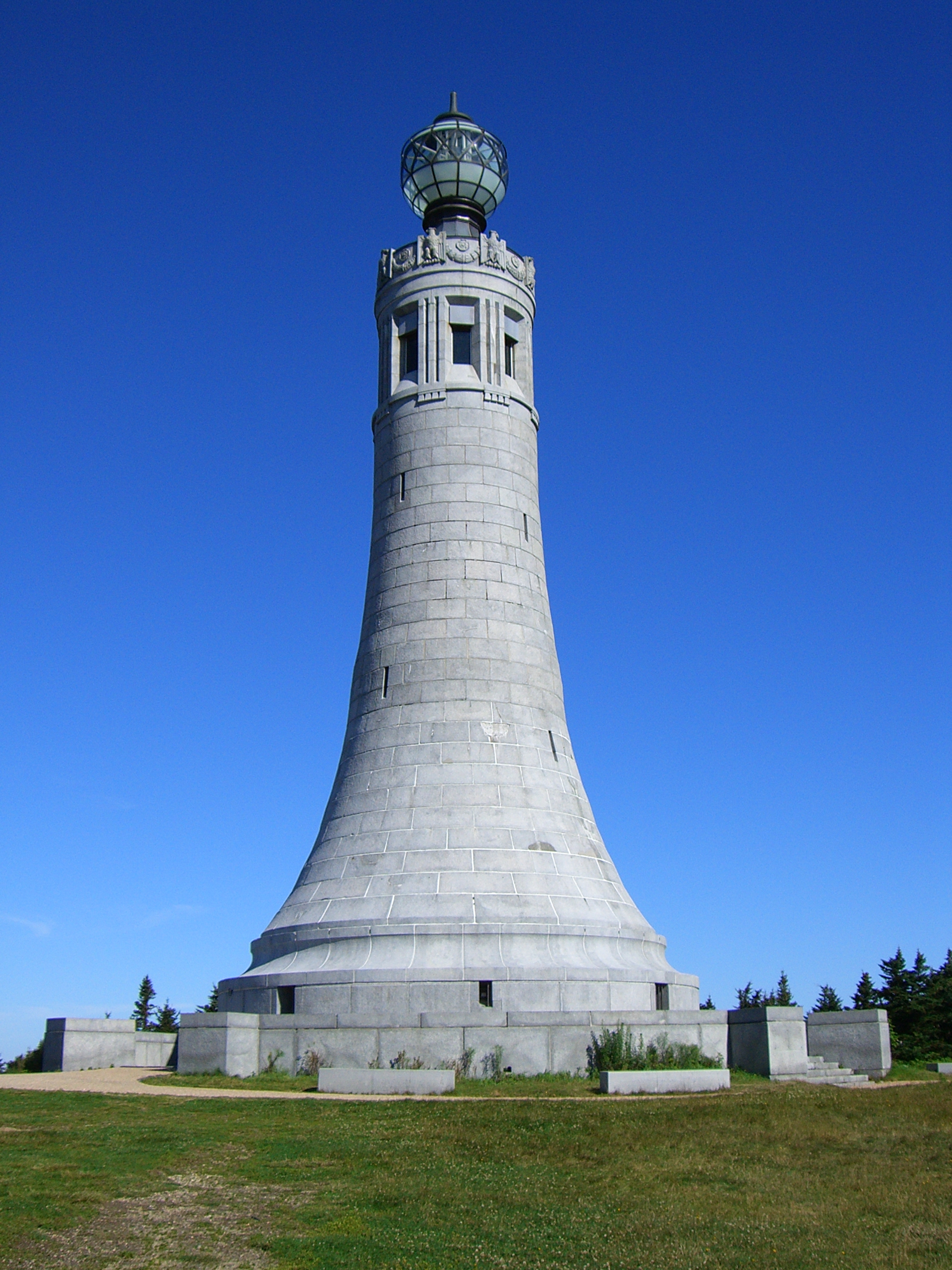 Mount_Greylock_war_memorial.jpg