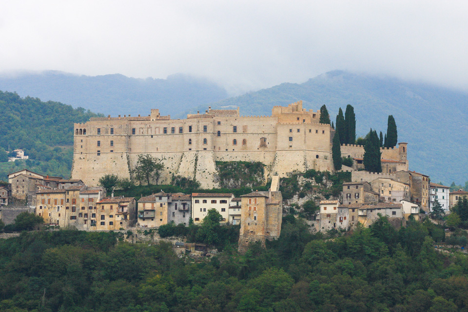 Rocca_sinibalda%2C_lazio%2C_italia.jpg