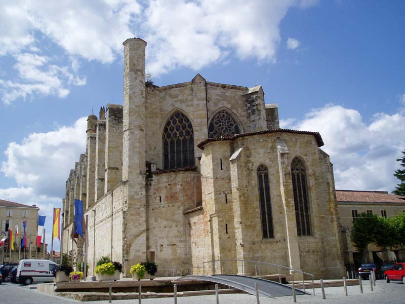 Gers_Condom_Cathedral_of_Saint-Pierre_outside_01.jpg