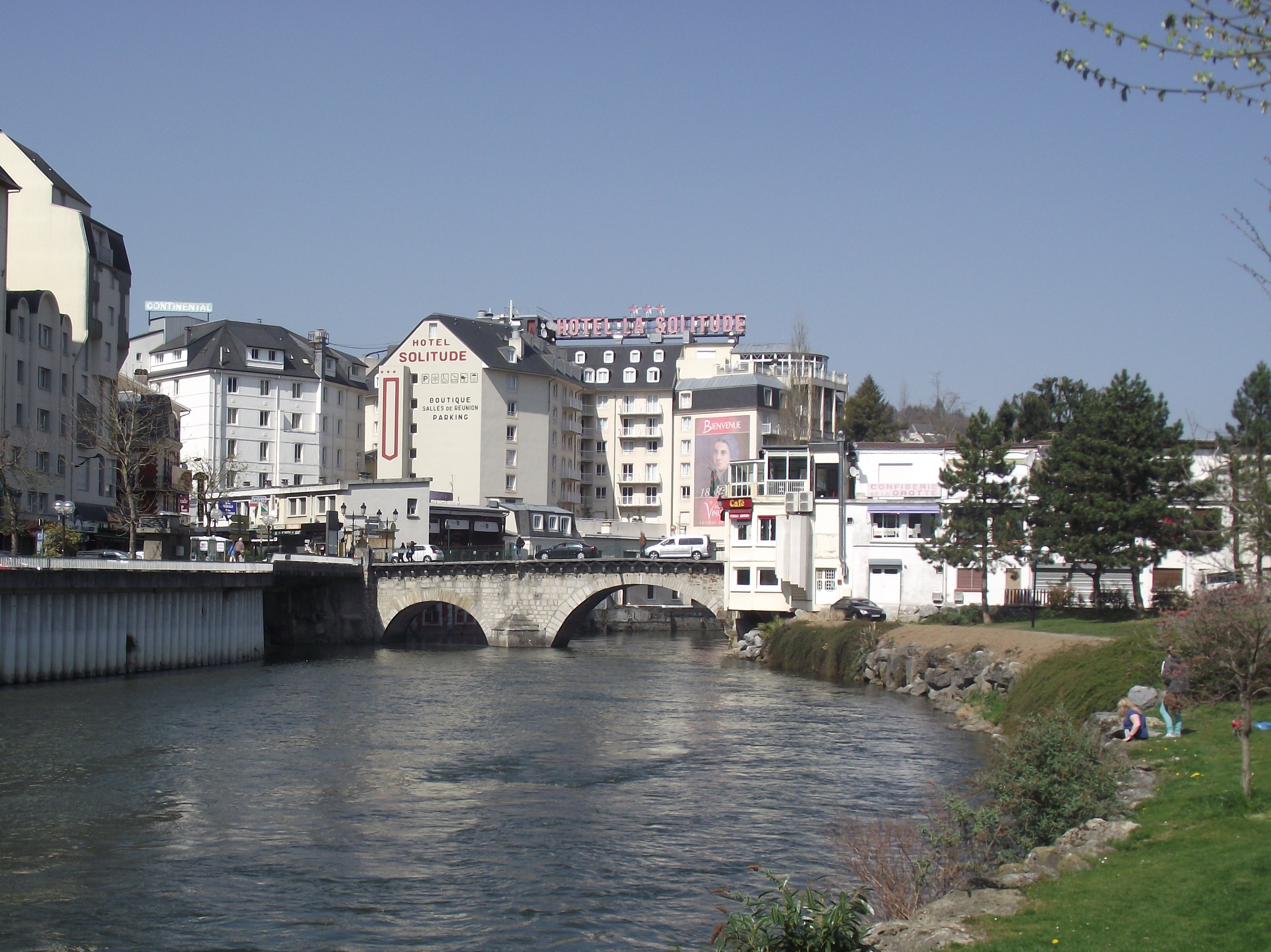 Pont_Vieux_%28Lourdes%2C_Hautes-Pyr%C3%A9n%C3%A9es%2C_France%29.JPG