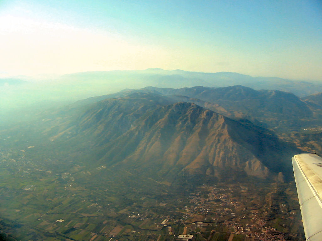 Montesarchio%2C_Italia_-_Monte_Taburno.jpg