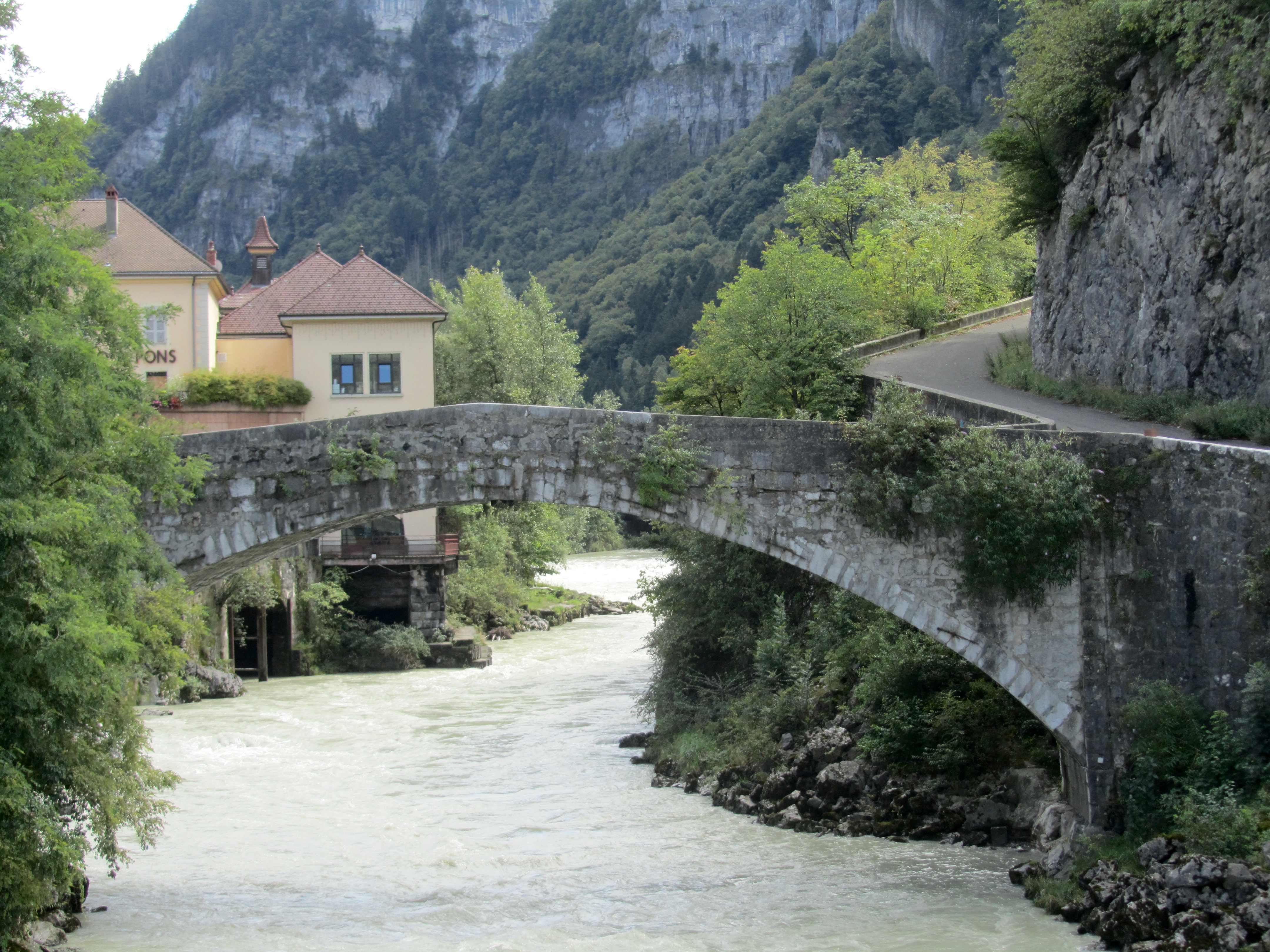 Pont_Vieux_de_Cluses_2.jpg