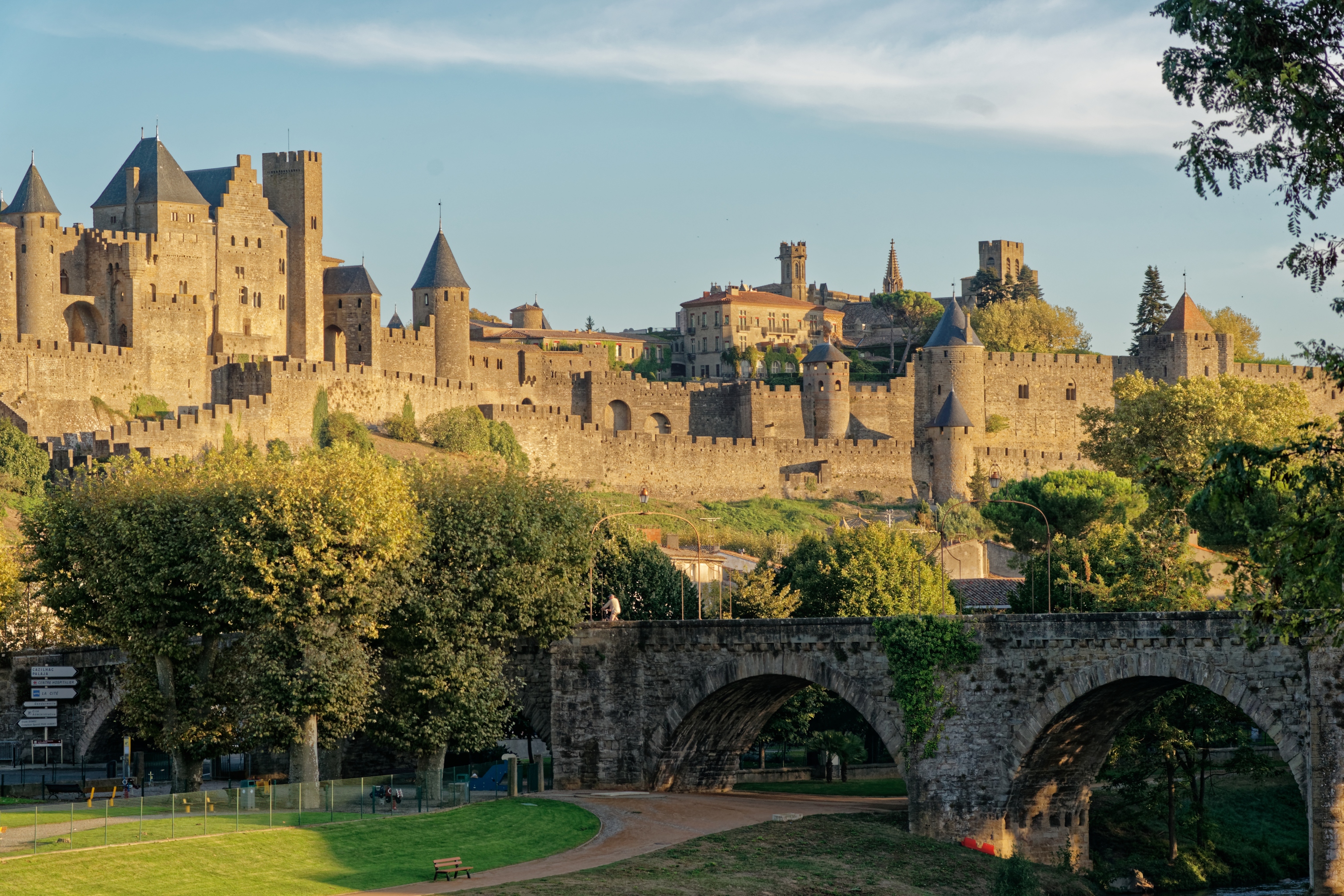 Carcassonne_-_Pont_Neuf_-_View_SSE_on_Old_Bridge_%26_Citadel_-_Porte_d%27Aude.jpg