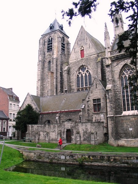 Onze-Lieve-Vrouwekerk_te_Kortrijk.jpg