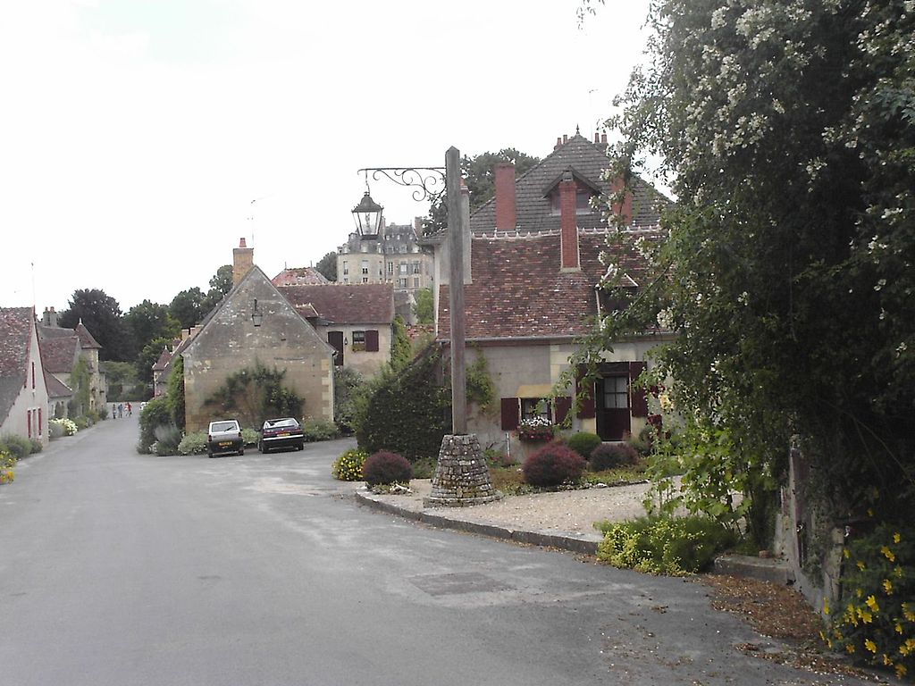 1024px-Apremont-sur-allier-rue.jpg