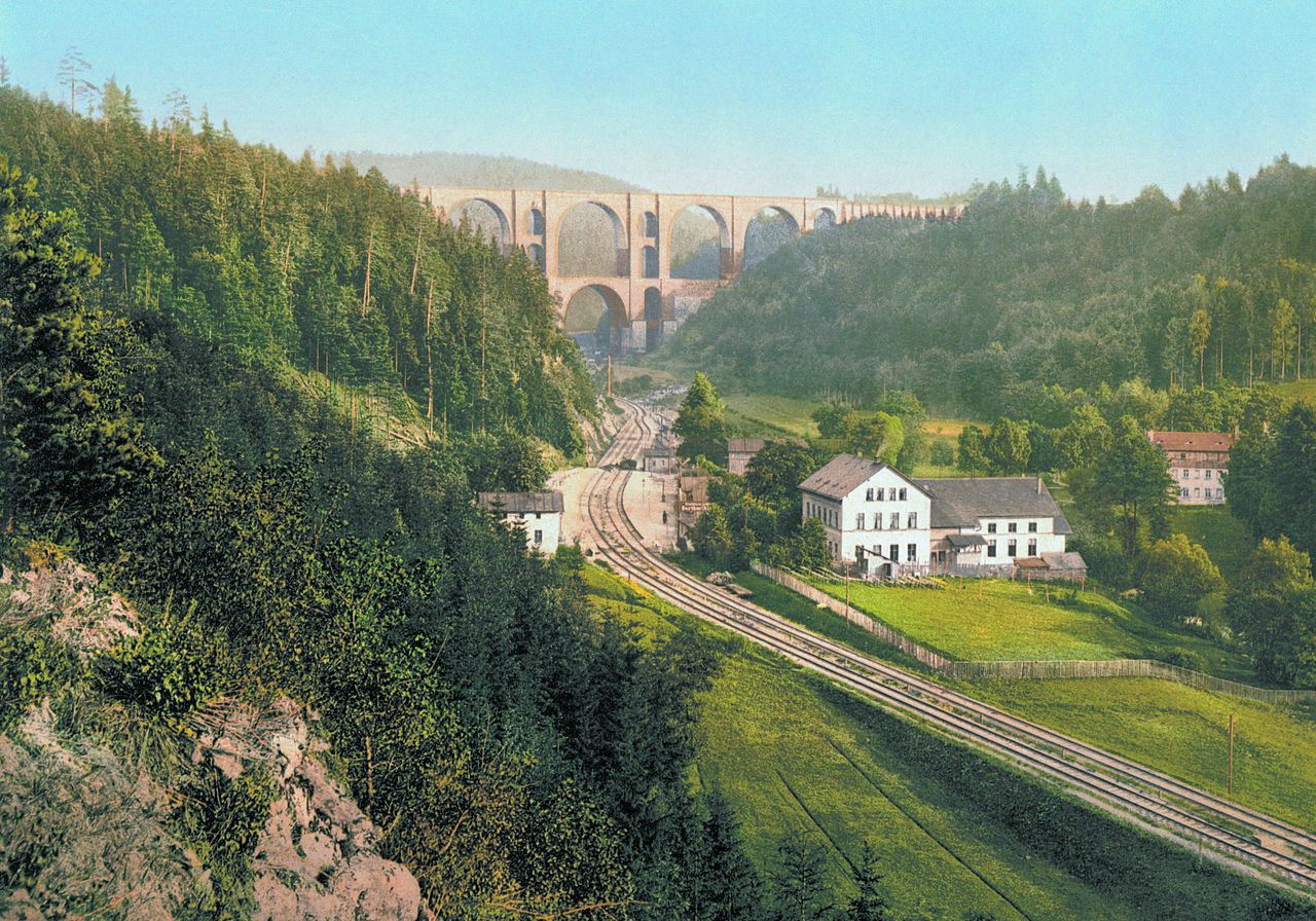 1280px-Elstertalbruecke_bei_jocketa_um_1900.jpg