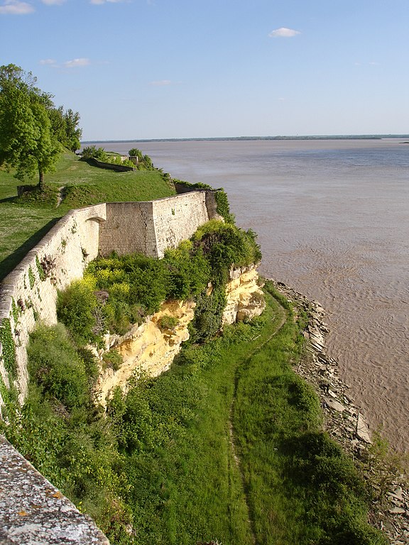 576px-France_-_Blaye_-_La_Gironde_depuis_la_citadelle.jpg