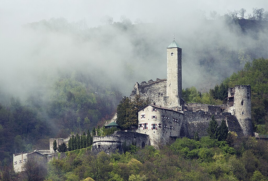 1024px-Castel_Telvana_Borgo.jpg