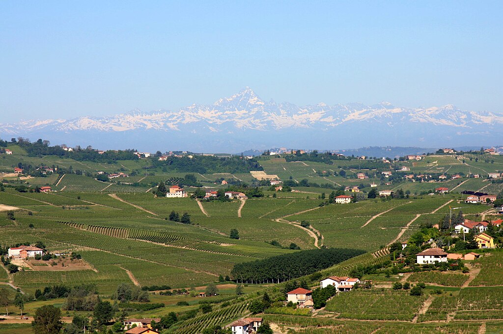 1024px-Monviso_from_San_Marzano_Oliveto.jpg