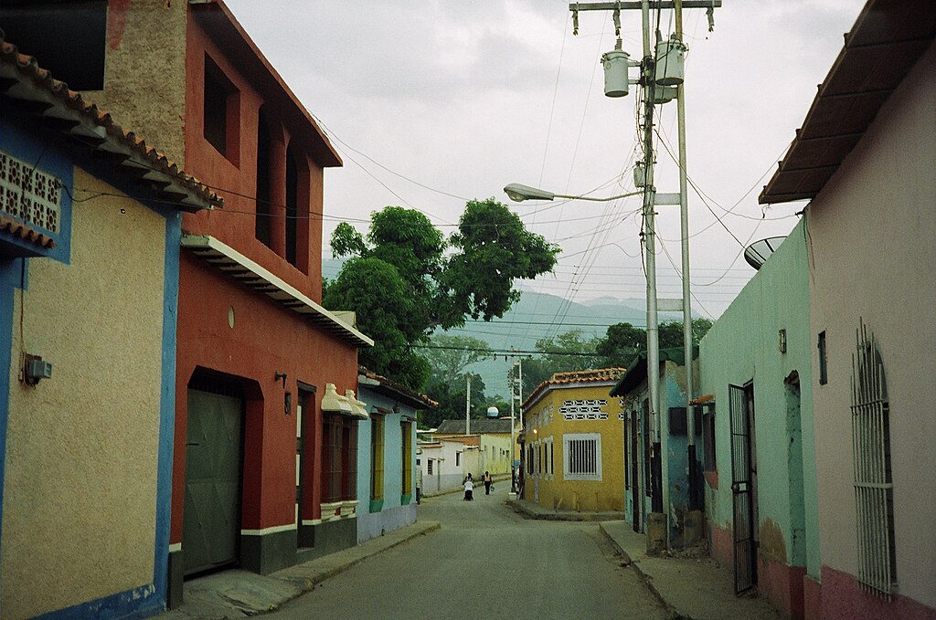 1024px-Street_in_Puerto_Columbia%2C_Choron%C3%AD.jpg