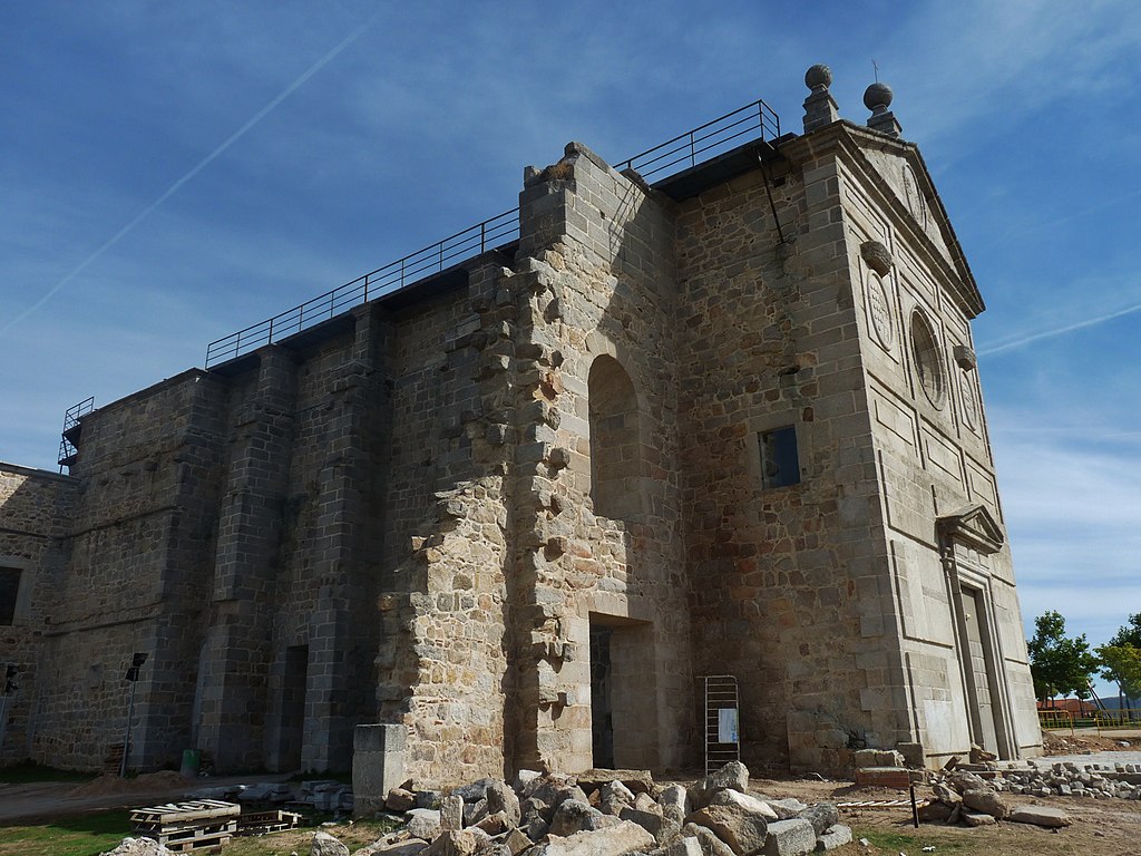 1024px-Lateral_del_convento_de_Santo_Domingo_y_San_Pablo%2C_Las_Navas_del_Marqu%C3%A9s.JPG