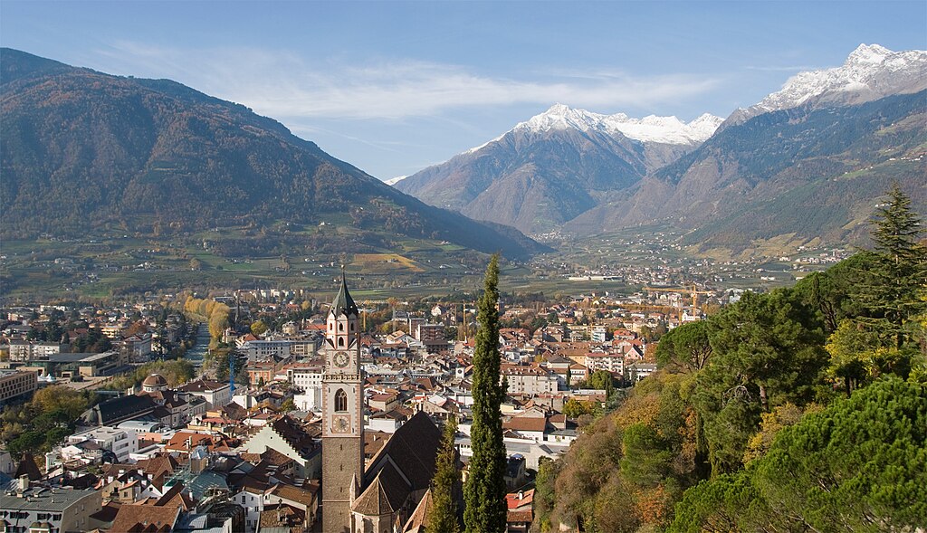 1024px-Blick_%C3%BCber_Meran_nach_Nordwesten.jpg