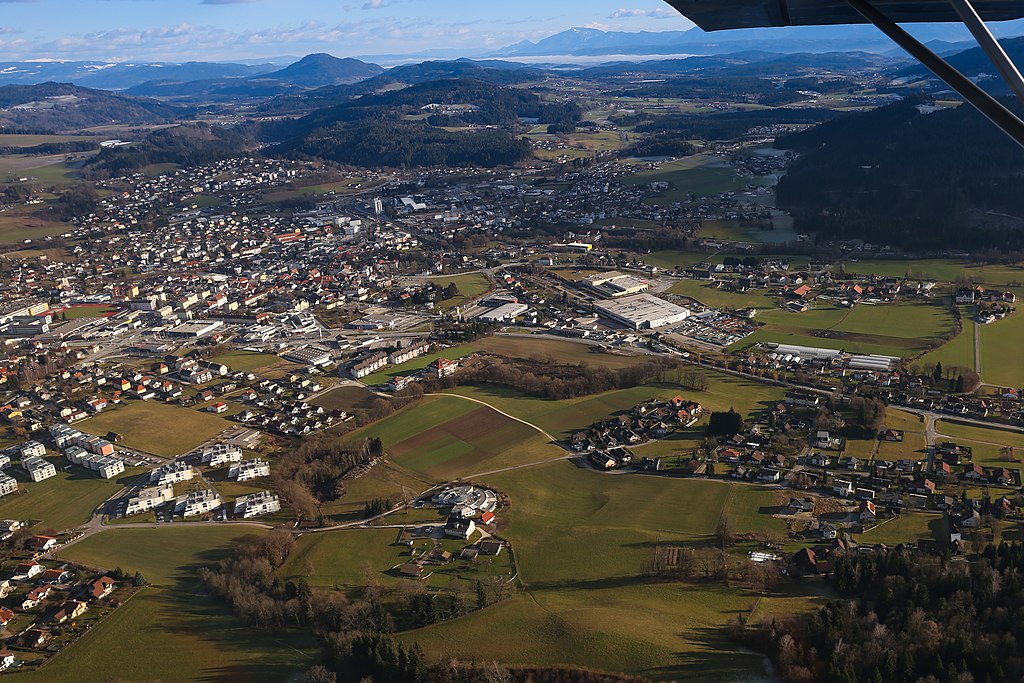 1024px-Feldkirchen_Nordwestansicht_Flugaufnahme_141226a.jpg