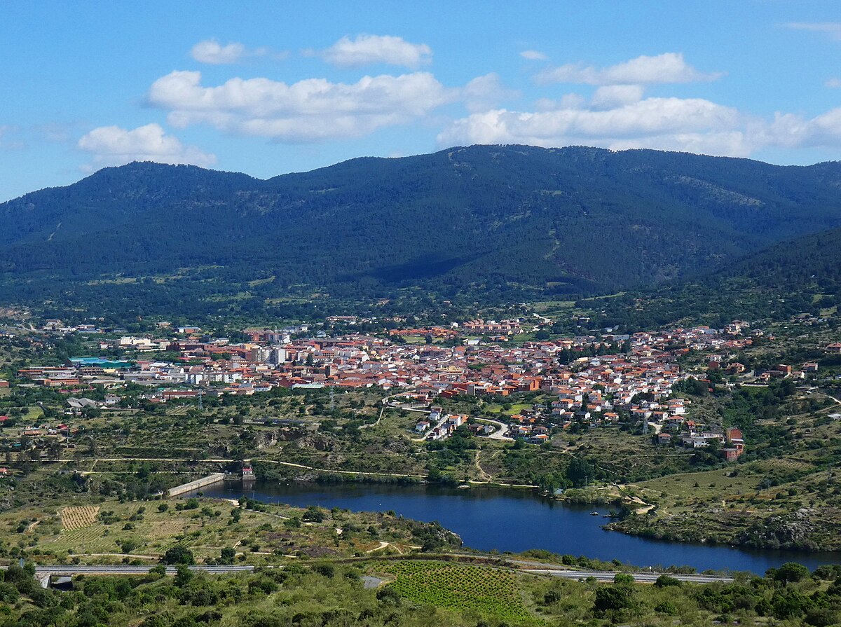 1200px-El_Tiemblo_7_%2829946201038%29_%28cropped%29.jpg