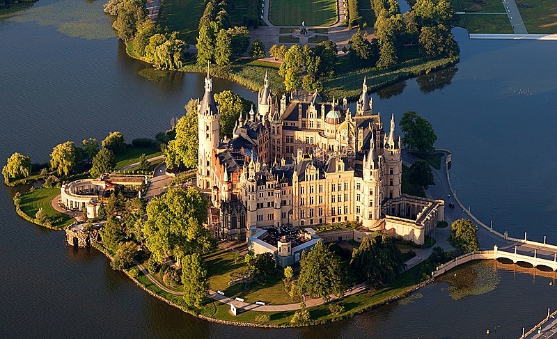 800px-Schwerin_Castle_Aerial_View_Island_Luftbild_Schweriner_Schloss_Insel_See_%28cropped%29.jpg
