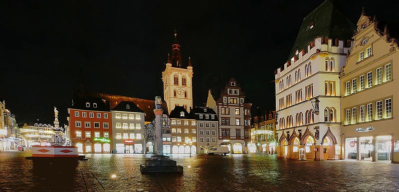 800px-Hauptmarkt_Trier_bei_Nacht.jpg