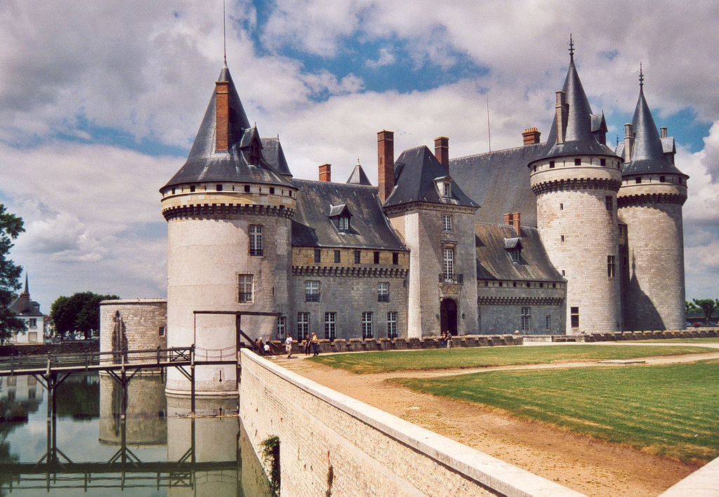 1024px-France_Loiret_Sully-sur-Loire_Chateau_01.jpg