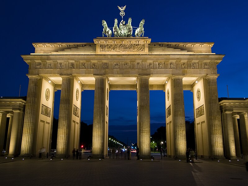 799px-Brandenburger_Tor_-_freakyman_2.jpg