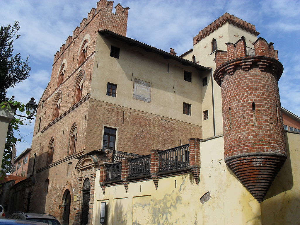 1024px-Bra_Palazzo_traversa.JPG