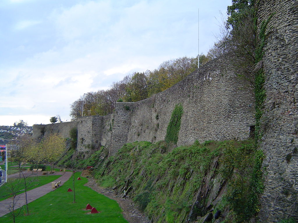 1024px-Remparts_de_Saint-L%C3%B4_13.jpg