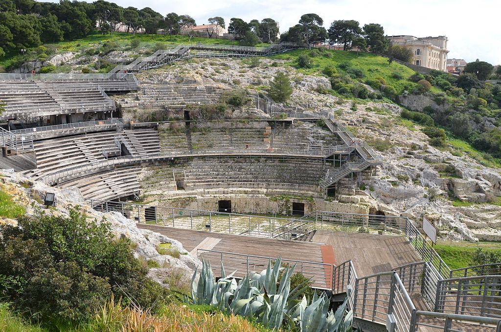 1024px-Roman_amphitheatre%2C_half_carved_in_the_rock_in_the_2nd_century_AD%2C_Caralis_%28Cagliari%29%2C_Sardinia_%2815939658843%29.jpg