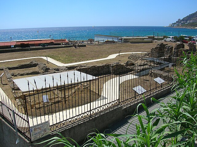 640px-Villa_romana_della_foce_abc2.jpg
