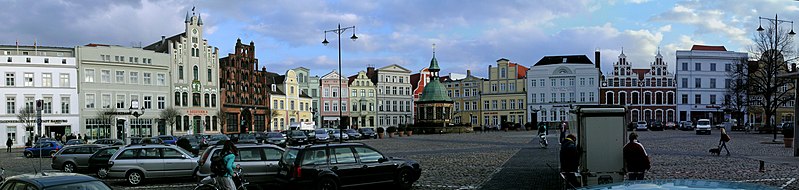 799px-Marktplatz_Wismar_Panorama.JPG