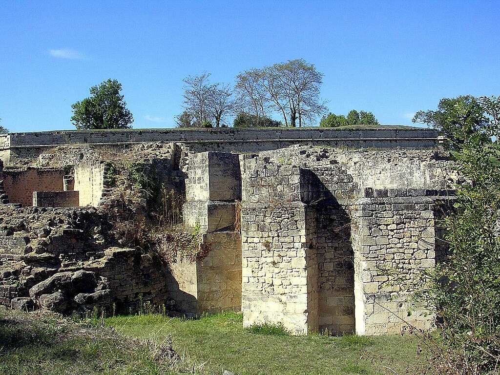 1024px-Blaye_vestiges_Abbaye_Saint_Romain.JPG