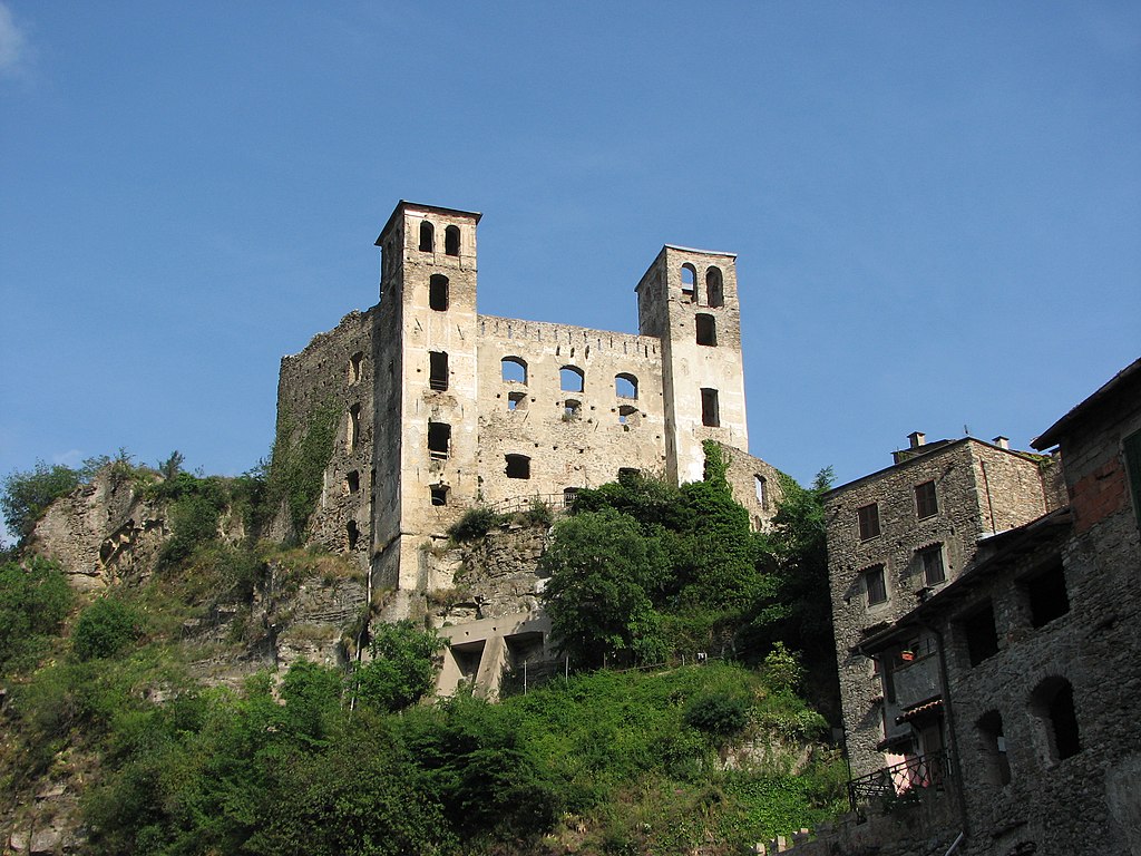 1024px-Dolceacqua34_-_Il_castello_dei_Doria.jpg